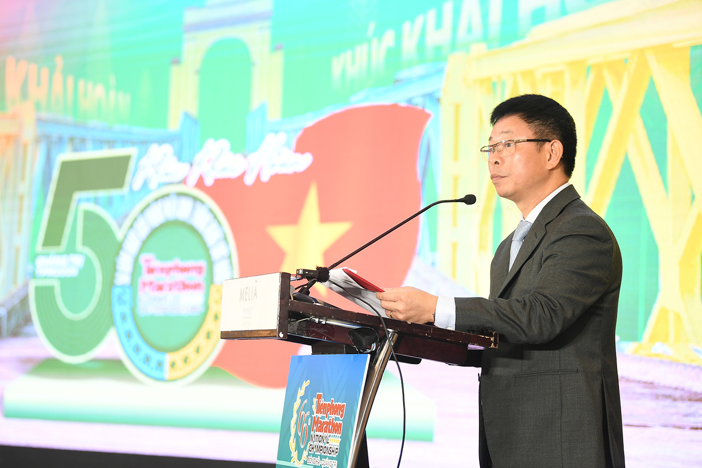 Nhà báo Phùng Công Sưởng - Tổng Biên tập Báo Tiền Phong phát biểu tại họp báo.