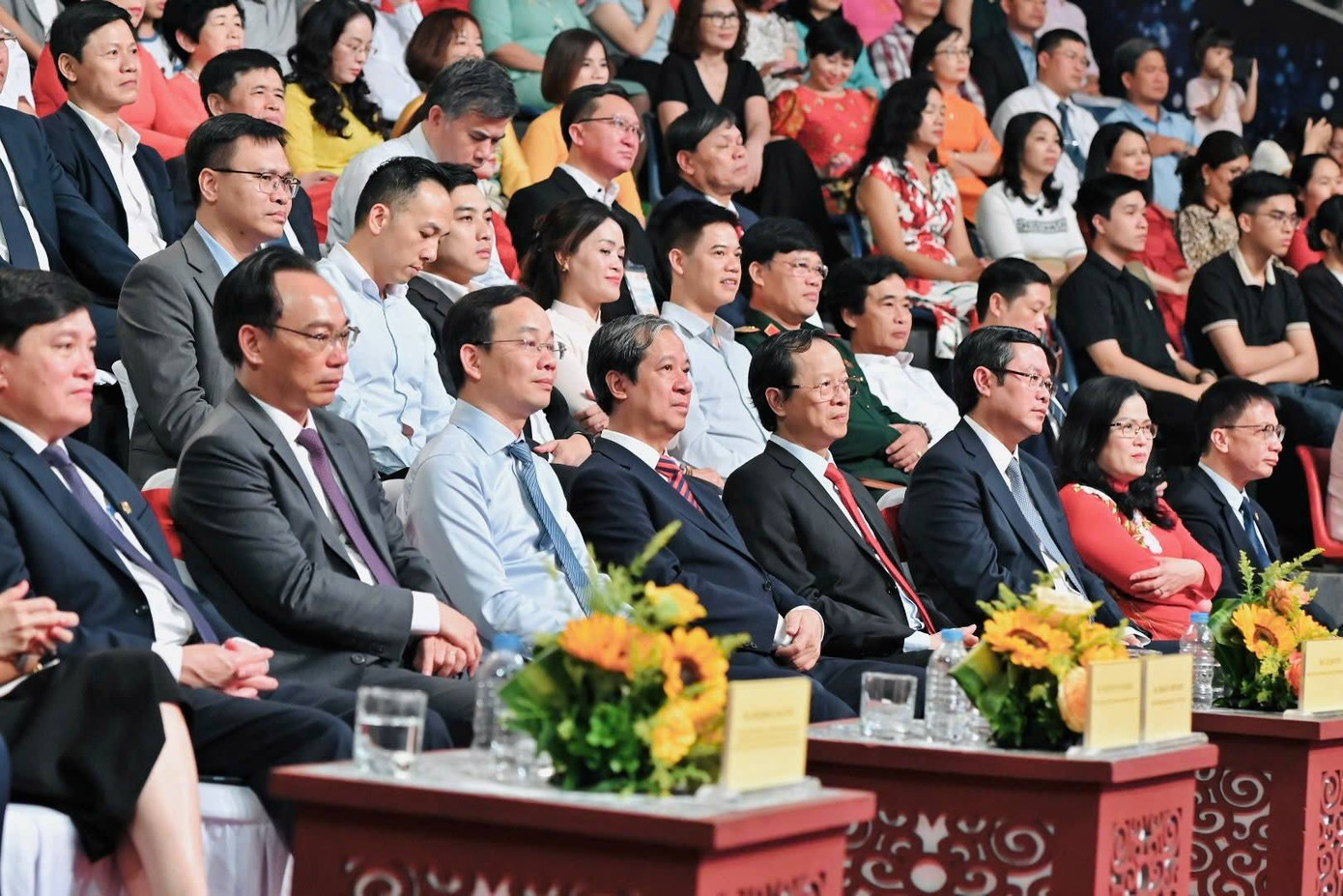 Các đại biểu tham dự chương trình.