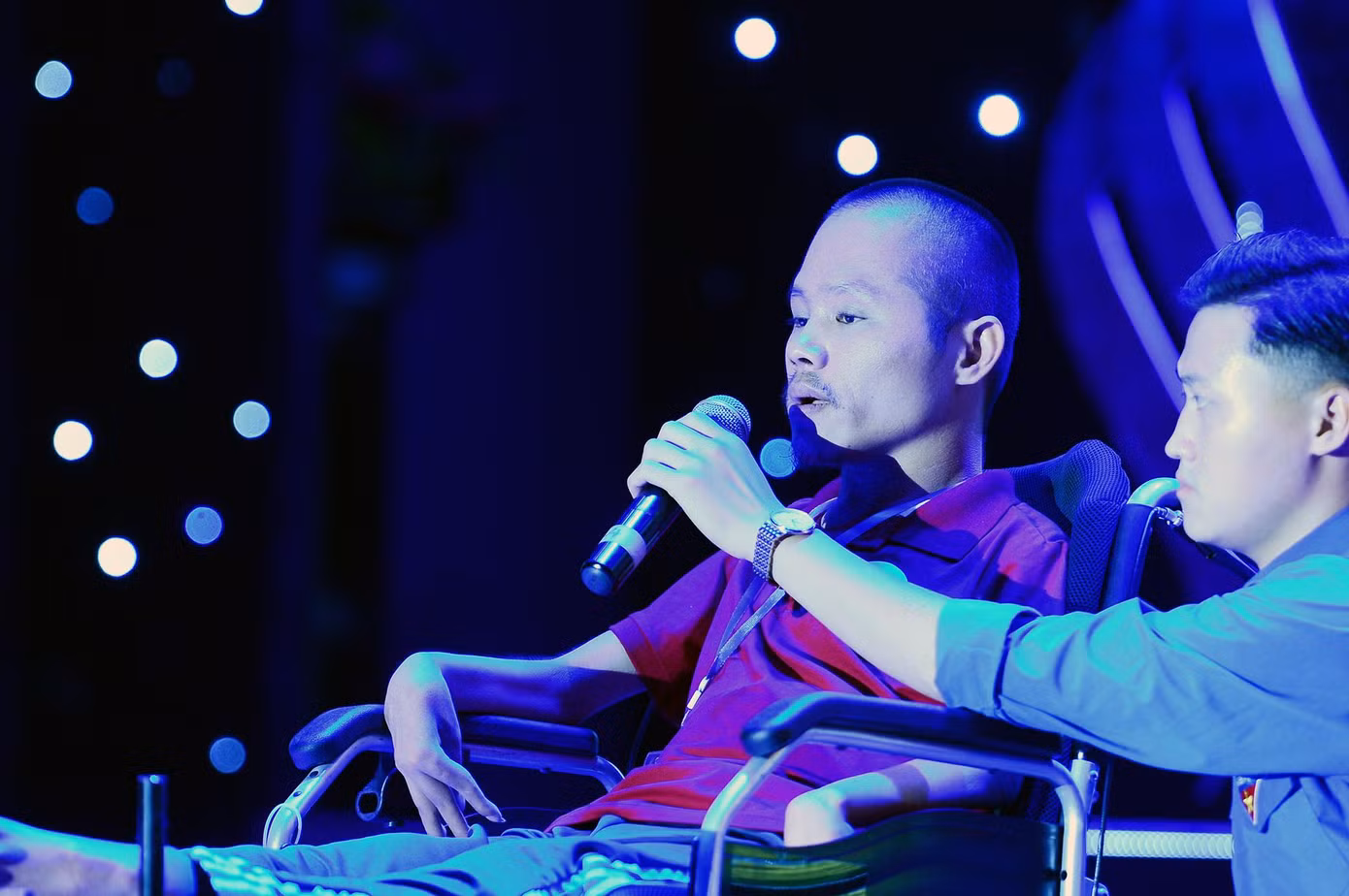 Thanh niên khuyết tật tiêu biểu chia sẻ tại chương trình.