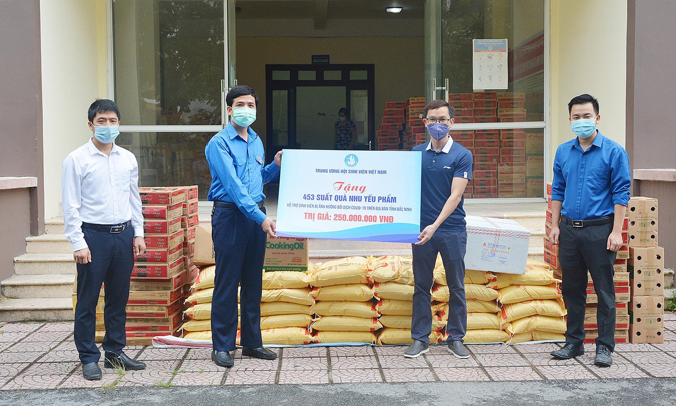 Thay mặt T.Ư Hội Sinh viên Việt Nam, thường trực tỉnh Đoàn Bắc Ninh đến thăm hỏi, động viên học sinh, sinh viên đang bị "mắc kẹt" trong khu vực phong toả tỉnh Bắc Ninh.