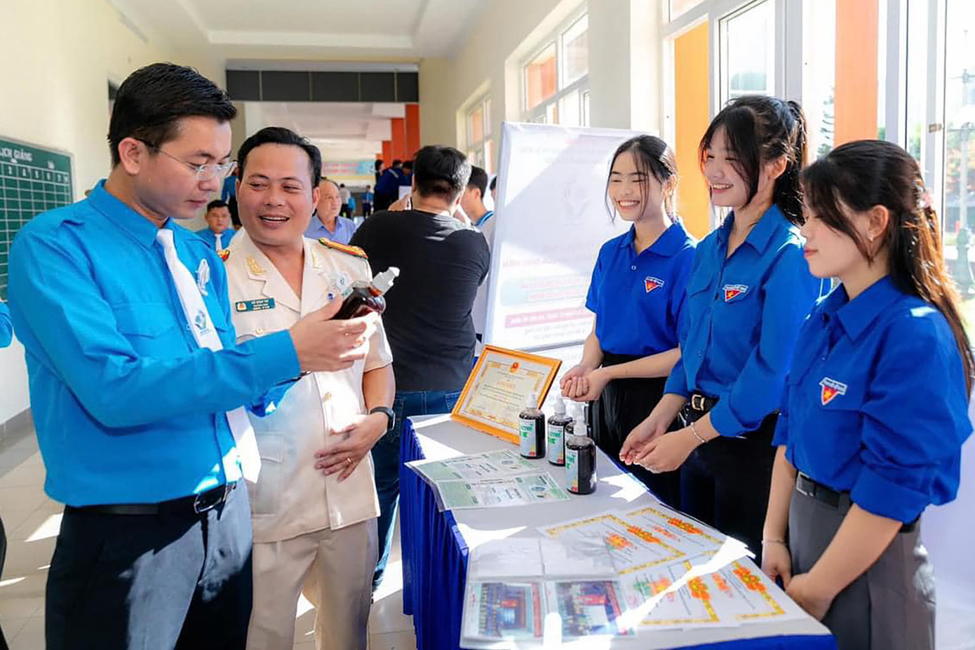 Các đại biểu tham quan gian hàng tại triển lãm. Ảnh: THÀNH ĐOÀN ĐÀ NẴNG Các đại biểu tham quan gian hàng tại triển lãm. Ảnh: THÀNH ĐOÀN ĐÀ NẴNG