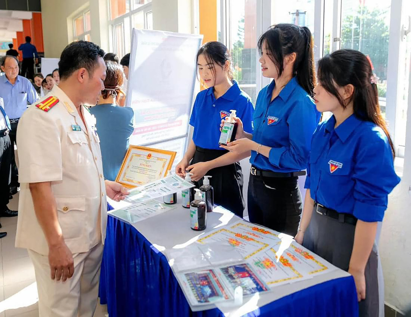 Các đại biểu tham quan gian hàng tại triển lãm. Ảnh: THÀNH ĐOÀN ĐÀ NẴNG Các đại biểu tham quan gian hàng tại triển lãm. Ảnh: THÀNH ĐOÀN ĐÀ NẴNG