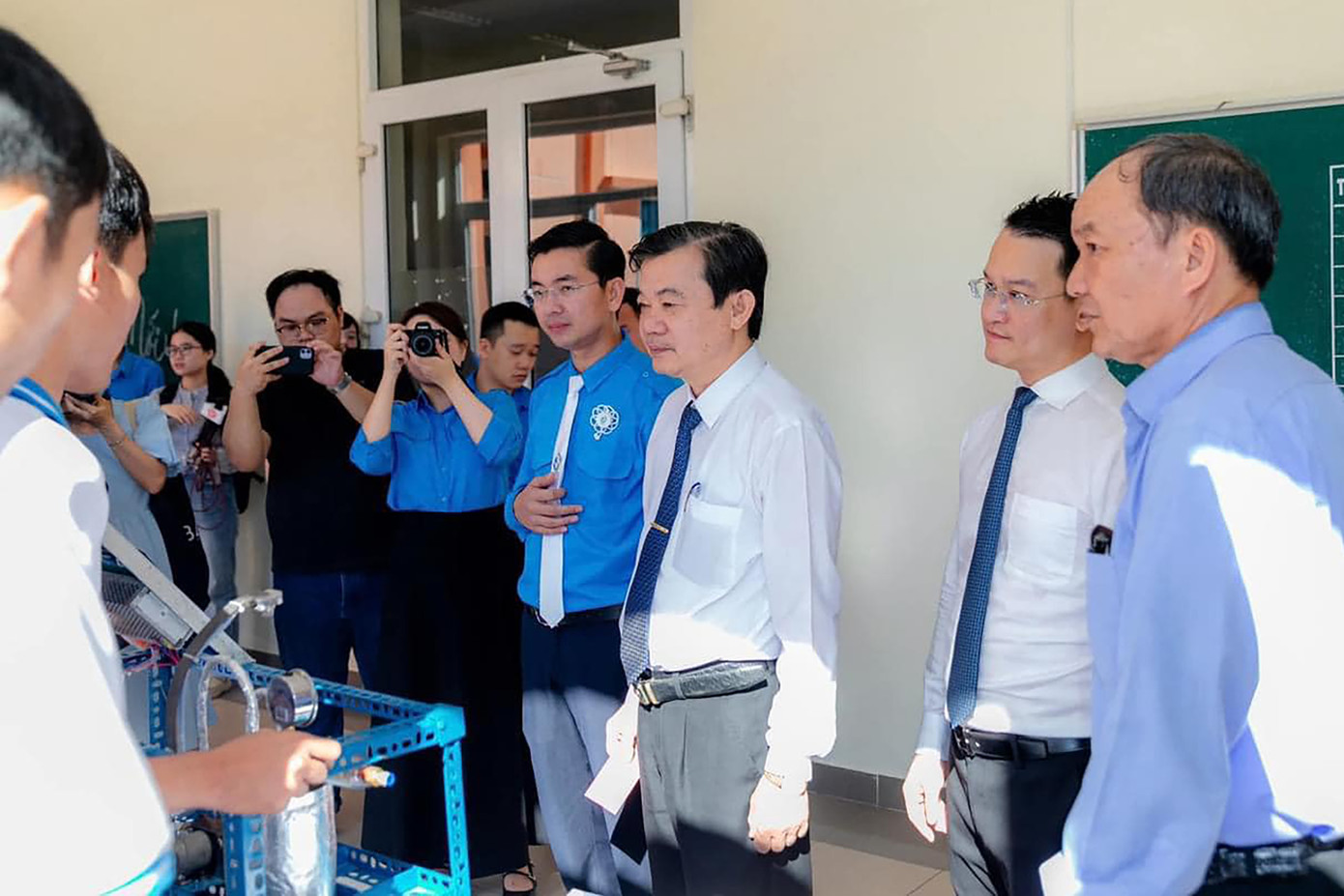 Các đại biểu tham quan gian hàng tại triển lãm. Ảnh: THÀNH ĐOÀN ĐÀ NẴNG Các đại biểu tham quan gian hàng tại triển lãm. Ảnh: THÀNH ĐOÀN ĐÀ NẴNG