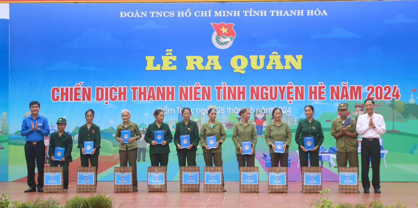 Tại chương trình, Tỉnh Đoàn trao tặng quà và hiện vật cho các hộ gia đình nghèo và học sinh, sinh viên có hoàn cảnh khó khăn, vươn lên trong học tập. Tại chương trình, Tỉnh Đoàn trao tặng quà và hiện vật cho các hộ gia đình nghèo và học sinh, sinh viên có hoàn cảnh khó khăn, vươn lên trong học tập.