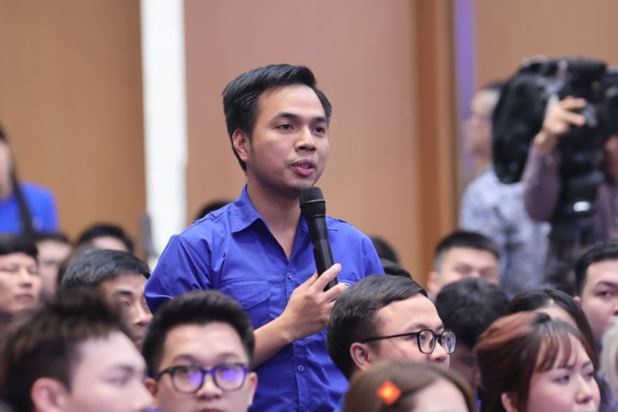 Đại biểu thanh niên đặt câu hỏi tại chương trình.