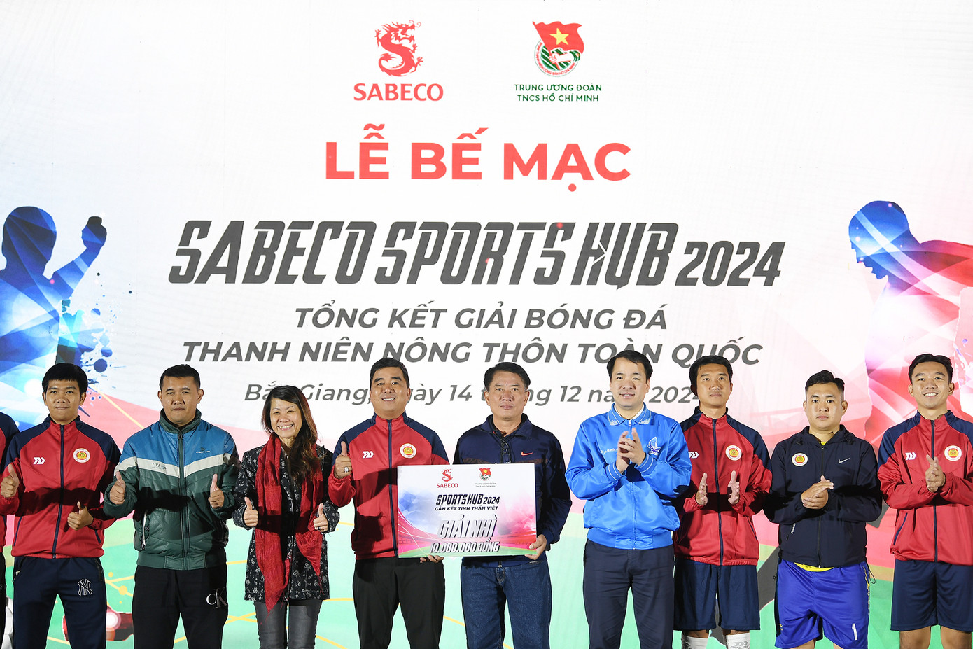 Ban Tổ chức trao giải Nhì, giải Ba, giải Tư cho các đội tham gia giải đấu. Ban Tổ chức trao giải Nhì, giải Ba, giải Tư cho các đội tham gia giải đấu.