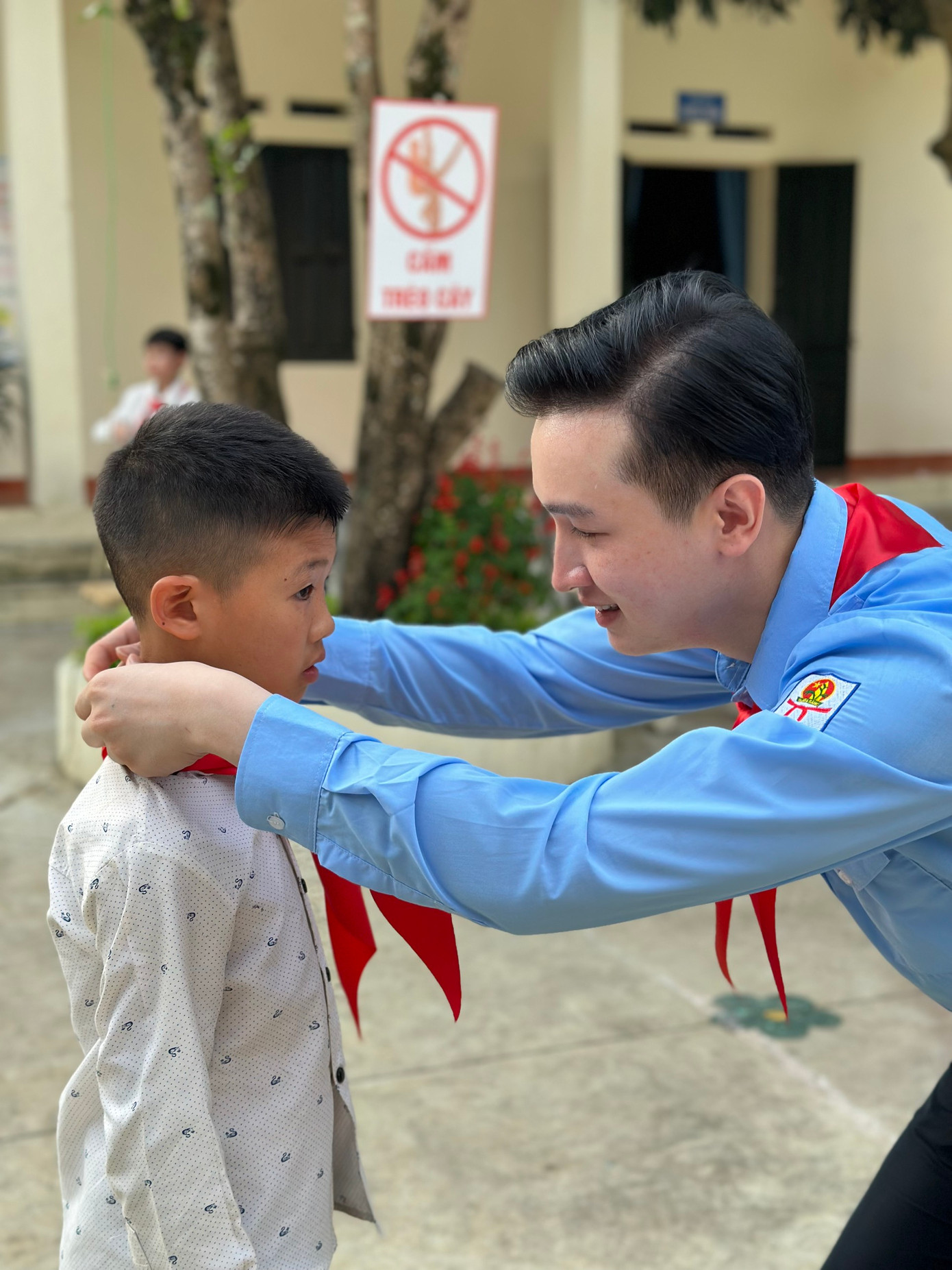 Anh Đào Đức Việt - Phó Bí thư Thành Đoàn, Chủ tịch Hội Đồng đội TP. Hà Nội tặng khăn quàng đỏ cho đội viên tỉnh Sơn La.
