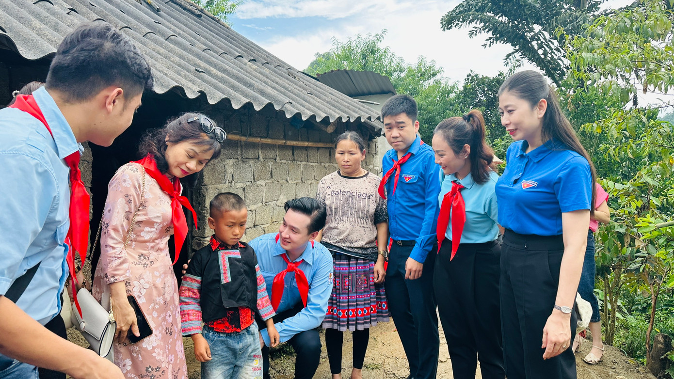 Chương trình Ngày Chiến sĩ tình nguyện “Vì đàn em thân yêu” năm 2023, với nhiều hoạt động thăm, tặng quà thiếu nhi có hoàn cảnh khó khăn tại tỉnh Sơn La.