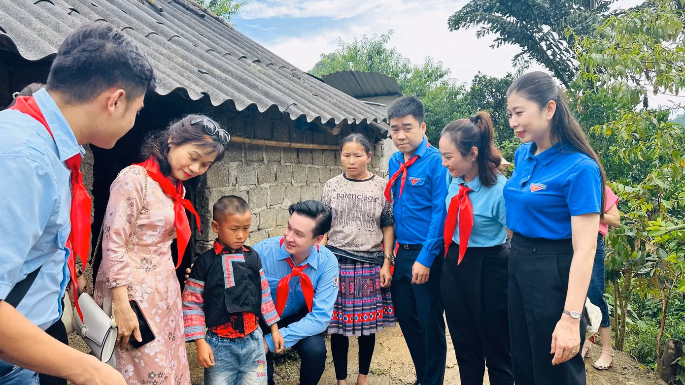 Chương trình Ngày Chiến sĩ tình nguyện “Vì đàn em thân yêu” năm 2023, với nhiều hoạt động thăm, tặng quà thiếu nhi có hoàn cảnh khó khăn tại tỉnh Sơn La.