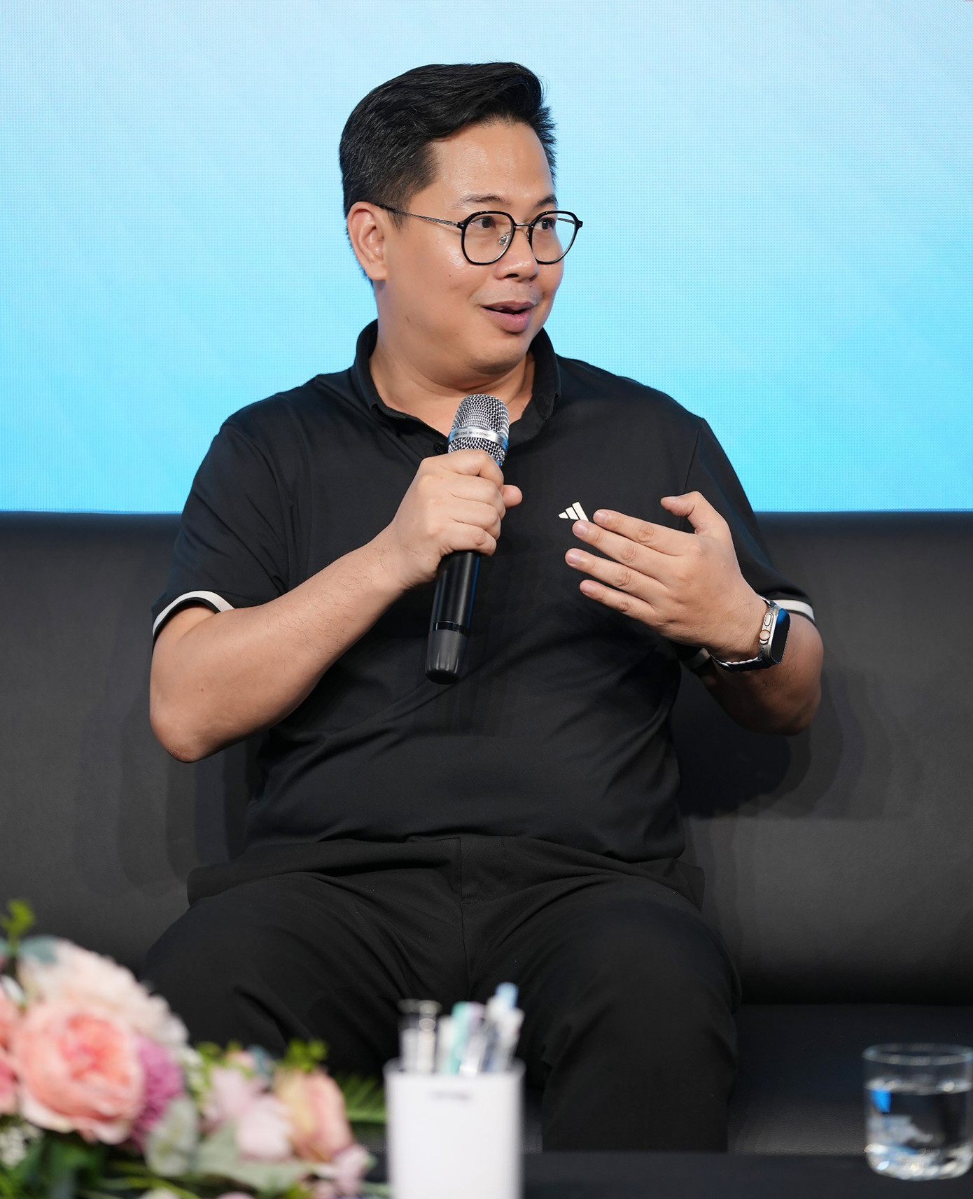 PGS. TS Trần Thành Nam - Phó Hiệu trưởng trường ĐH Giáo dục (ĐHQG Hà Nội), Chuyên gia Tâm lý học, Phó Chủ tịch Hội Khoa học Tâm lý - Giáo dục Việt Nam, nhiệm kỳ 2023 - 2028, Đại sứ Chương trình “Tiếp sức mùa thi” năm 2024 chia sẻ: “Các thầy cô giáo cũng có vai trò rất quan trọng, thời gian của cô thầy tiếp xúc với các bạn học sinh khá nhiều, là người đồng hành cùng với các bậc phụ huynh. Vì vậy, thầy cô cũng đóng vai trò rất quan trọng trong việc ổn định tâm lý cho các bạn thí sinh; thầy cô giáo chúng ta cần phát huy nhiều kỹ năng để chia sẻ với các bạn thí sinh trước kỳ thi, phù hợp với từng đối tượng thí sinh, hãy biết cách động viên, gợi lại những khoảnh khắc thành công của các bạn để có thêm động lực cho các bạn thí sinh”. PGS. TS Trần Thành Nam - Phó Hiệu trưởng trường ĐH Giáo dục (ĐHQG Hà Nội), Chuyên gia Tâm lý học, Phó Chủ tịch Hội Khoa học Tâm lý - Giáo dục Việt Nam, nhiệm kỳ 2023 - 2028, Đại sứ Chương trình “Tiếp sức mùa thi” năm 2024 chia sẻ: “Các thầy cô giáo cũng có vai trò rất quan trọng, thời gian của cô thầy tiếp xúc với các bạn học sinh khá nhiều, là người đồng hành cùng với các bậc phụ huynh. Vì vậy, thầy cô cũng đóng vai trò rất quan trọng trong việc ổn định tâm lý cho các bạn thí sinh; thầy cô giáo chúng ta cần phát huy nhiều kỹ năng để chia sẻ với các bạn thí sinh trước kỳ thi, phù hợp với từng đối tượng thí sinh, hãy biết cách động viên, gợi lại những khoảnh khắc thành công của các bạn để có thêm động lực cho các bạn thí sinh”.