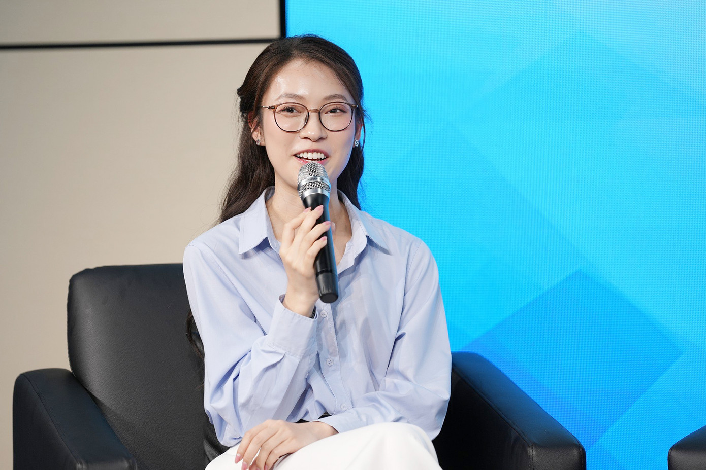 Chị Trần Khánh Vy, Nhà sáng tạo nội dung, người dẫn chương trình Cuộc thi 'Đường lên đỉnh Olympia', Đại sứ Chương trình “Tiếp sức mùa thi” năm 2024 chia sẻ: “Bạn bè đồng trang lứa cũng là một môi trường dễ để chia sẻ, giãi bày, cùng ước mơ, cùng đặt mục tiêu chung, hẹn ước một tương lai tươi sáng… Vì vậy, ngoài việc chia sẻ với ba mẹ, hãy chia sẻ với những người bạn để cùng nhau chia sẻ áp lực, căng thẳng với nhau, cùng nhau vượt qua khó khăn trước mắt”. Chị Trần Khánh Vy, Nhà sáng tạo nội dung, người dẫn chương trình Cuộc thi 'Đường lên đỉnh Olympia', Đại sứ Chương trình “Tiếp sức mùa thi” năm 2024 chia sẻ: “Bạn bè đồng trang lứa cũng là một môi trường dễ để chia sẻ, giãi bày, cùng ước mơ, cùng đặt mục tiêu chung, hẹn ước một tương lai tươi sáng… Vì vậy, ngoài việc chia sẻ với ba mẹ, hãy chia sẻ với những người bạn để cùng nhau chia sẻ áp lực, căng thẳng với nhau, cùng nhau vượt qua khó khăn trước mắt”.