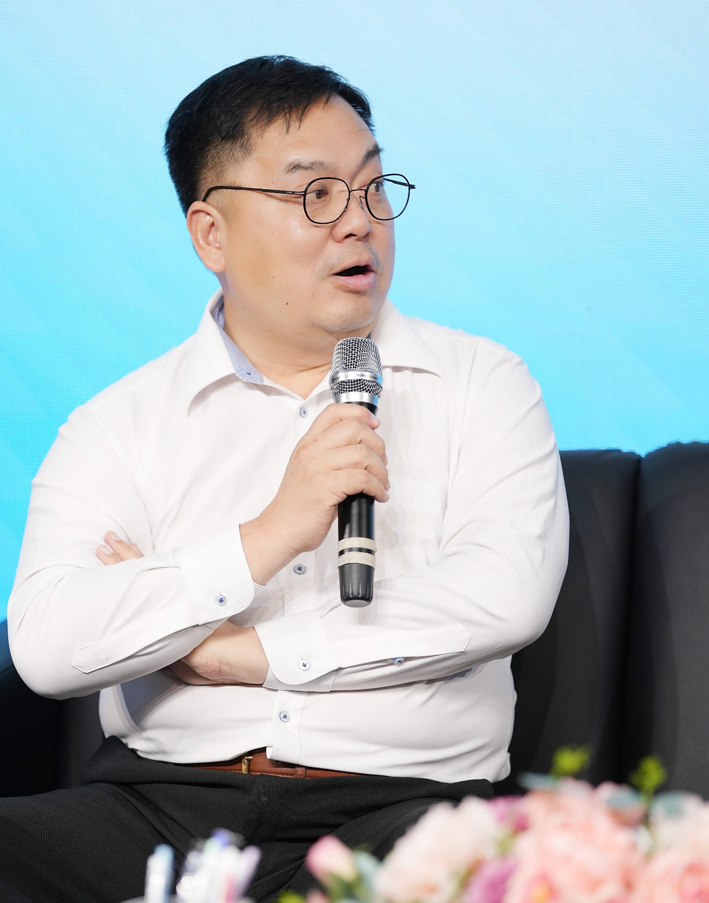 Ông Hoàng Nam Tiến - Phó Chủ tịch Hội đồng trường, trường ĐH FPT chia sẻ: “Các bạn ở tuổi 15 rất khó nói chuyện, chia sẻ với bố mẹ nhưng lại dễ chia sẻ trong những môi trường khác, ví dụ như mạng xã hội, các hội nhóm chat… Vì thế, bố mẹ đóng vai trò rất quan trọng trong việc ổn định tâm lý cho con cái trước mỗi kỳ thi, đừng quá đặt kỳ vọng vào con cái mà hãy động viên, tạo môi trường thoải mái để các bạn thí sinh có thể an tâm ôn tập với nỗ lực của chính bản thân các bạn”. Ông Hoàng Nam Tiến - Phó Chủ tịch Hội đồng trường, trường ĐH FPT chia sẻ: “Các bạn ở tuổi 15 rất khó nói chuyện, chia sẻ với bố mẹ nhưng lại dễ chia sẻ trong những môi trường khác, ví dụ như mạng xã hội, các hội nhóm chat… Vì thế, bố mẹ đóng vai trò rất quan trọng trong việc ổn định tâm lý cho con cái trước mỗi kỳ thi, đừng quá đặt kỳ vọng vào con cái mà hãy động viên, tạo môi trường thoải mái để các bạn thí sinh có thể an tâm ôn tập với nỗ lực của chính bản thân các bạn”.