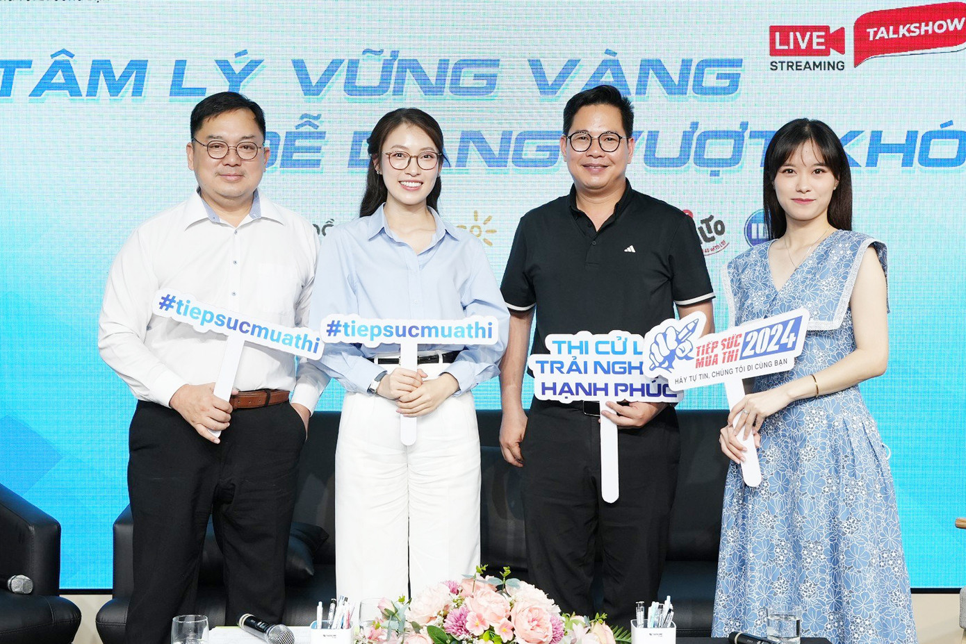 Talkshow “Tâm lý vững vàng - Dễ dàng vượt khó” do T.Ư Hội Sinh viên Việt Nam phối hợp với trường CĐ FPT Polytechnic nói chung và Trung tâm Phổ thông Cao đẳng - FPT Polytechnic nói riêng tổ chức nhằm hướng đến đối tượng học sinh tham gia kỳ thi tuyển sinh vào lớp 10 trong năm 2024. Theo đó, Phổ thông Cao đẳng - FPT Polytechnic là chương trình đào tạo dành cho các bạn học sinh sau tốt nghiệp THCS với lộ trình 3 năm học tập cùng triết lý “Thực học - Thực nghiệp”. Với phương châm “Học nhanh - Làm sớm”, sau 3 năm sinh viên Phổ thông Cao đẳng - FPT Polytechnic tốt nghiệp cao đẳng từ tuổi 18, tự tin gia nhập thị trường lao động và có thêm nhiều cơ hội học tập như: Tham gia Kỳ thi Tốt nghiệp THPT để lấy điểm xét tuyển sinh đại học ngay khi có bằng trung cấp hoặc lọt top 40% được xét tuyển thẳng vào trường ĐH FPT, ngay khi tốt nghiệp trình độ cao đẳng, cũng như các cơ hội học chuyển tiếp, liên thông lên các bậc học cao hơn. Talkshow “Tâm lý vững vàng - Dễ dàng vượt khó” do T.Ư Hội Sinh viên Việt Nam phối hợp với trường CĐ FPT Polytechnic nói chung và Trung tâm Phổ thông Cao đẳng - FPT Polytechnic nói riêng tổ chức nhằm hướng đến đối tượng học sinh tham gia kỳ thi tuyển sinh vào lớp 10 trong năm 2024. Theo đó, Phổ thông Cao đẳng - FPT Polytechnic là chương trình đào tạo dành cho các bạn học sinh sau tốt nghiệp THCS với lộ trình 3 năm học tập cùng triết lý “Thực học - Thực nghiệp”. Với phương châm “Học nhanh - Làm sớm”, sau 3 năm sinh viên Phổ thông Cao đẳng - FPT Polytechnic tốt nghiệp cao đẳng từ tuổi 18, tự tin gia nhập thị trường lao động và có thêm nhiều cơ hội học tập như: Tham gia Kỳ thi Tốt nghiệp THPT để lấy điểm xét tuyển sinh đại học ngay khi có bằng trung cấp hoặc lọt top 40% được xét tuyển thẳng vào trường ĐH FPT, ngay khi tốt nghiệp trình độ cao đẳng, cũng như các cơ hội học chuyển tiếp, liên thông lên các bậc học cao hơn.