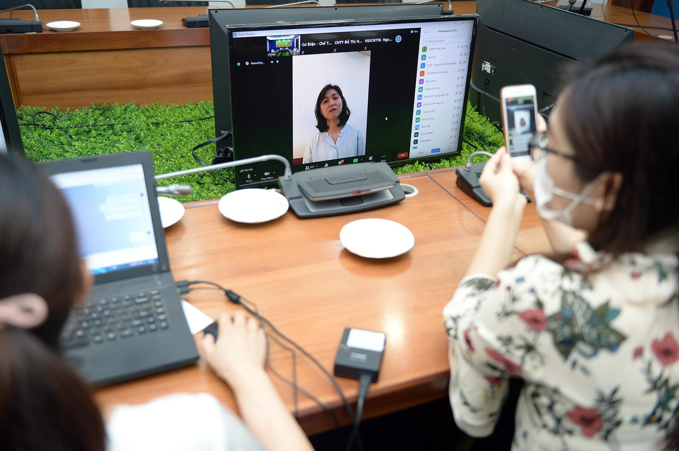 Đại diện các đơn vị, doanh nghiệp tuyển dụng trao đổi tại chương trình theo hình thức trực tuyến. Đại diện các đơn vị, doanh nghiệp tuyển dụng trao đổi tại chương trình theo hình thức trực tuyến.