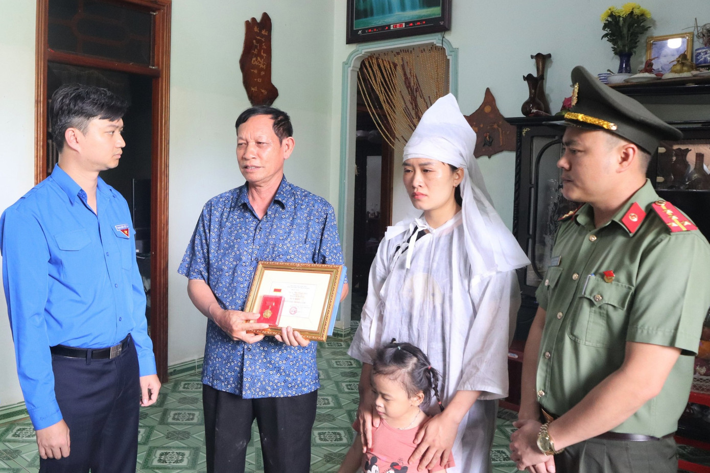 Anh Nguyễn Minh Triết trao Huy hiệu Tuổi trẻ dũng cảm truy tặng các liệt sĩ. Anh Nguyễn Minh Triết trao Huy hiệu Tuổi trẻ dũng cảm truy tặng các liệt sĩ.