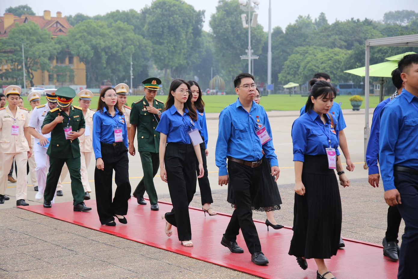 Các đại biểu vào Lăng viếng Chủ tịch Hồ Chí Minh.