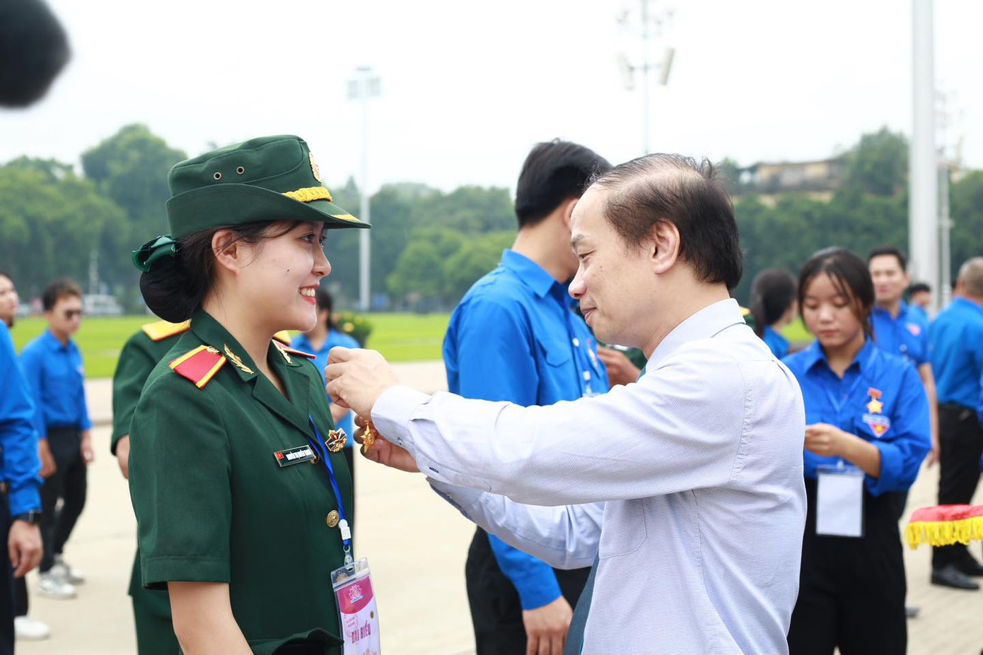 Các đại biểu nhận Huy hiệu Tuổi trẻ làm theo lời Bác.