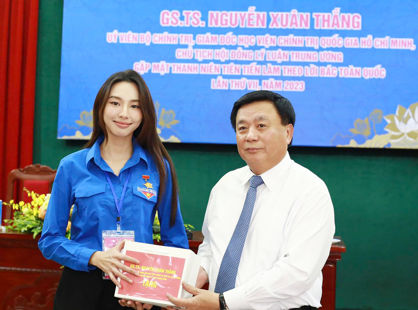 Đồng chí Nguyễn Xuân Thắng tặng quà các đại biểu tại chương trình. Đồng chí Nguyễn Xuân Thắng tặng quà các đại biểu tại chương trình.