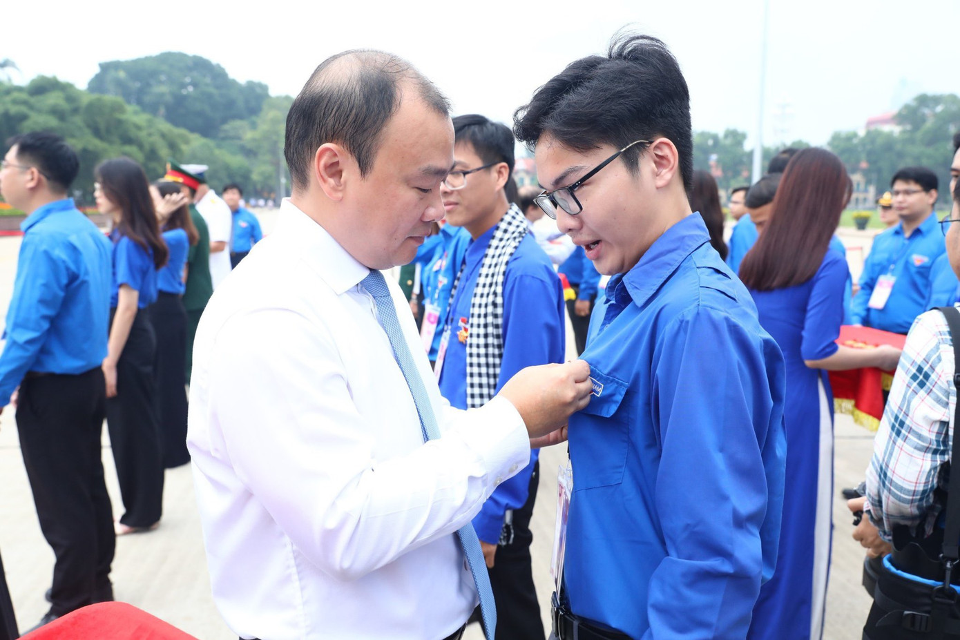 Các đại biểu nhận Huy hiệu Tuổi trẻ làm theo lời Bác.