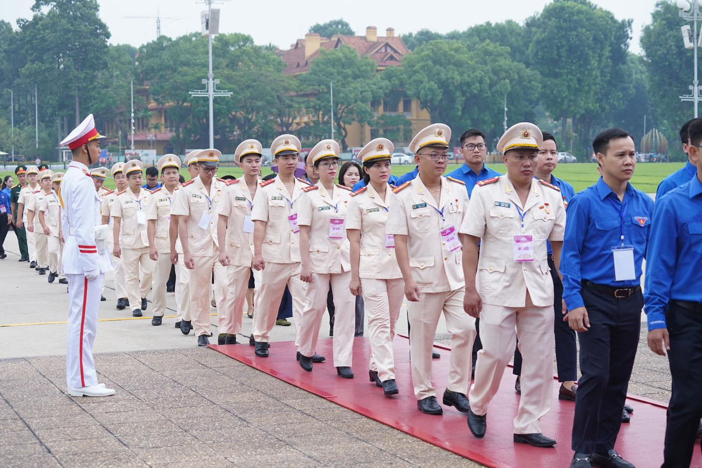 Các đại biểu vào Lăng viếng Chủ tịch Hồ Chí Minh.