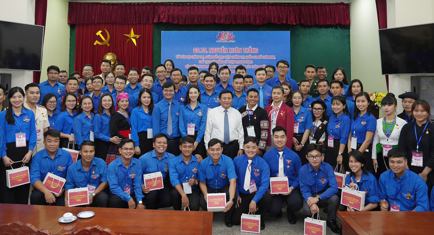 Ủy viên Bộ Chính trị, Giám đốc Học viện Chính trị quốc gia Hồ Chí Minh Nguyễn Xuân Thắng với các đại biểu thanh niên ưu tú. Ủy viên Bộ Chính trị, Giám đốc Học viện Chính trị quốc gia Hồ Chí Minh Nguyễn Xuân Thắng với các đại biểu thanh niên ưu tú.