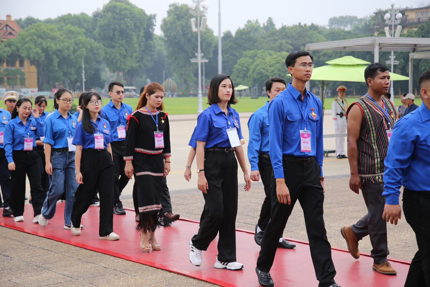 Các đại biểu vào Lăng viếng Chủ tịch Hồ Chí Minh.