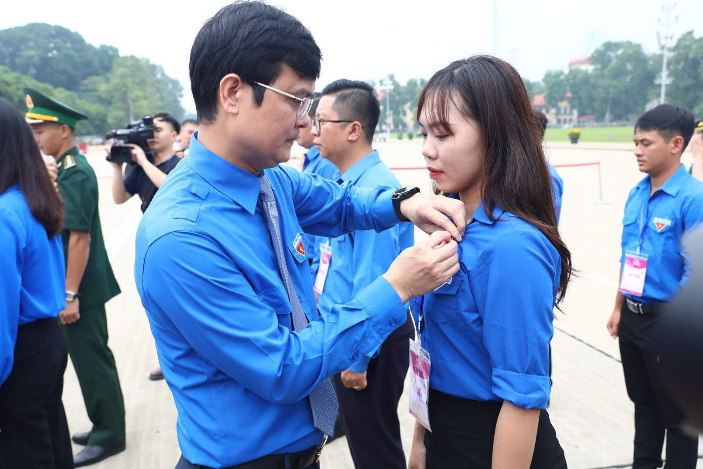 Các đại biểu nhận Huy hiệu Tuổi trẻ làm theo lời Bác.