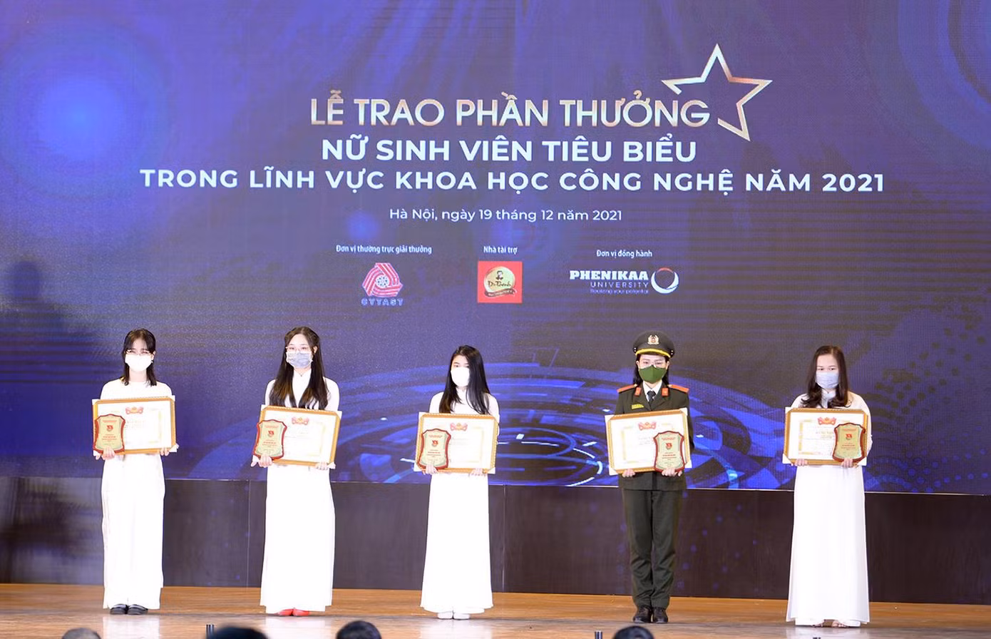 Dương Ngân Hà (đứng giữa) được T.Ư Đoàn tuyên dương là Nữ sinh viên tiêu biểu trong lĩnh vực khoa học công nghệ năm 2021.