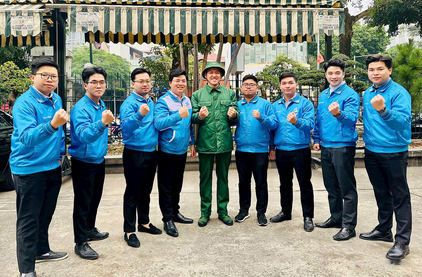 Tân binh Phạm Trung Anh chia sẻ niềm vui với đồng nghiệp tại Cơ quan T.Ư Đoàn.