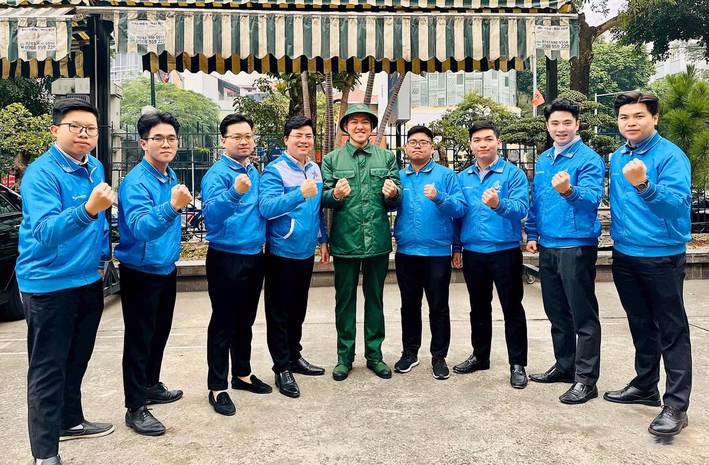 Tân binh Phạm Trung Anh chia sẻ niềm vui với đồng nghiệp tại Cơ quan T.Ư Đoàn.