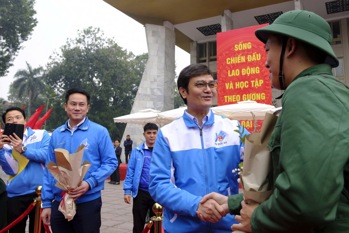 Anh Bùi Quang Huy - Ủy viên dự khuyết T.Ư Đảng, Bí thư thứ nhất T.Ư Đoàn tiễn anh Phạm Trung Anh lên đường nhập ngũ. Ảnh: CHÂU LINH