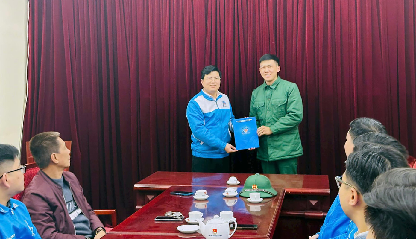 Bí thư Đoàn Thanh niên T.Ư Đoàn Hoàng Đức Nam tặng quà động viên tân binh Phạm Trung Anh.
