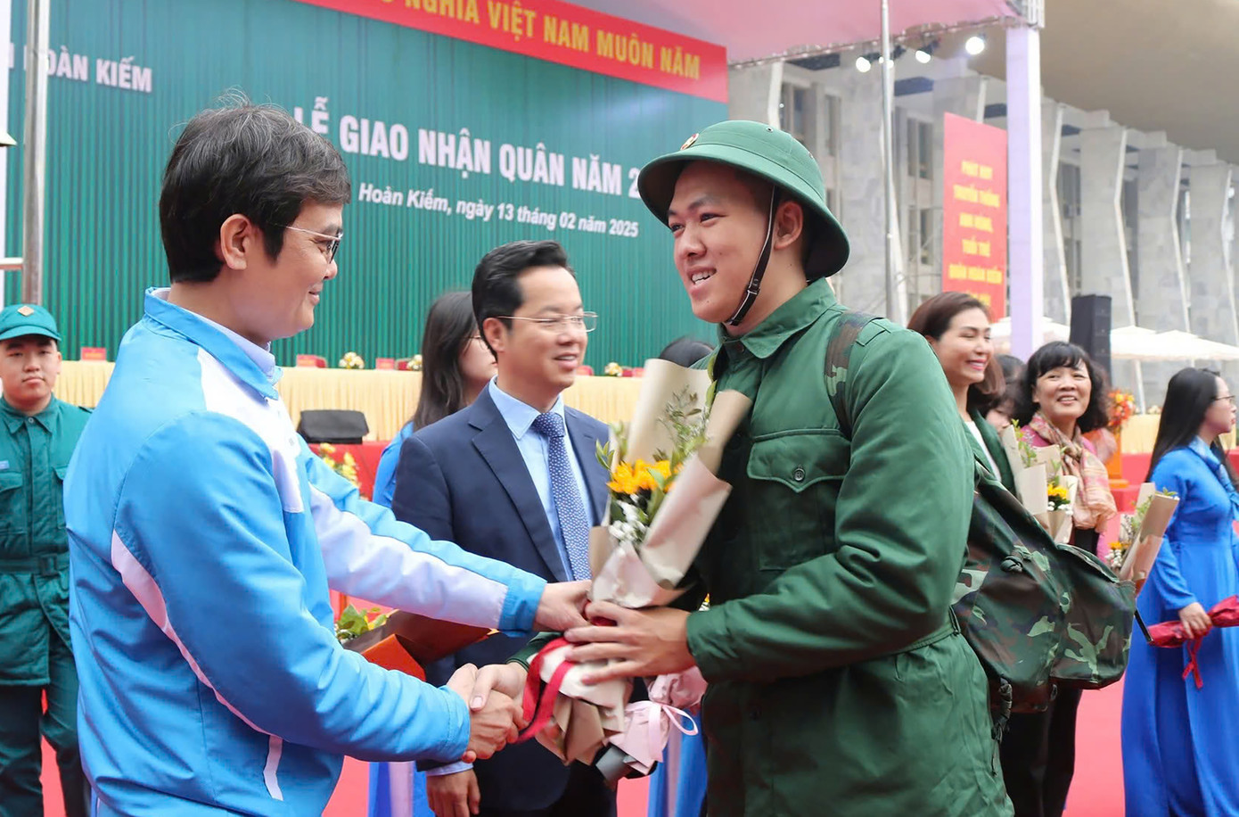 Anh Bùi Quang Huy - Ủy viên dự khuyết T.Ư Đảng, Bí thư thứ nhất T.Ư Đoàn tiễn anh Phạm Trung Anh lên đường nhập ngũ. Ảnh: CHÂU LINH