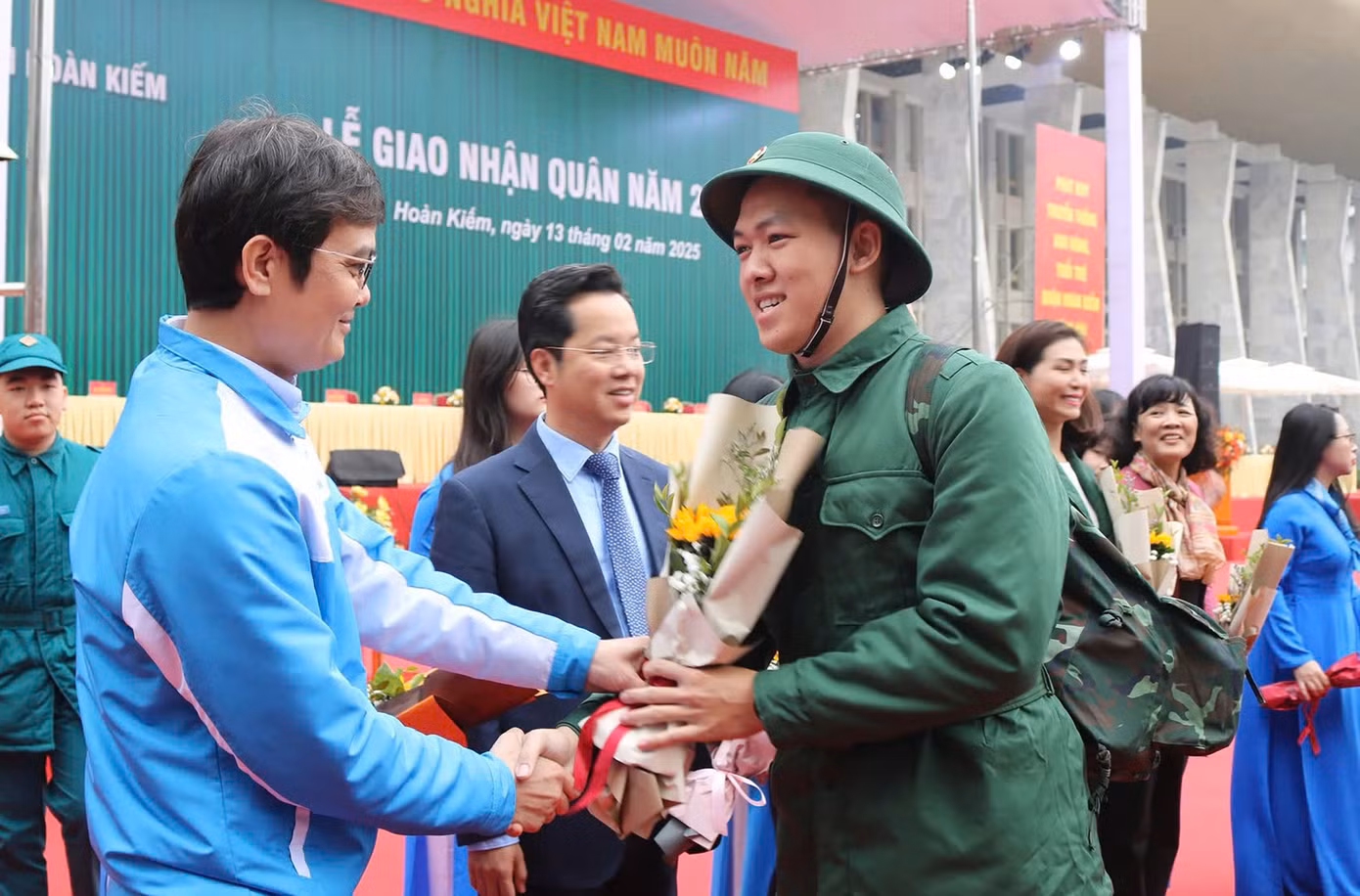 Anh Bùi Quang Huy - Ủy viên dự khuyết T.Ư Đảng, Bí thư thứ nhất T.Ư Đoàn tiễn anh Phạm Trung Anh lên đường nhập ngũ. Ảnh: CHÂU LINH