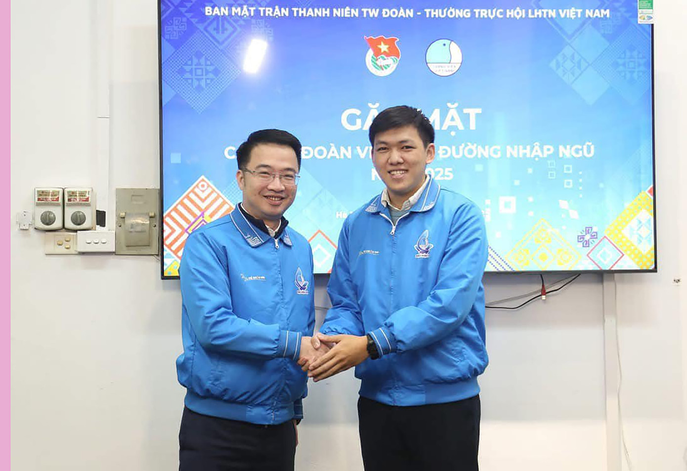 Bí thư T.Ư Đoàn, Chủ tịch T.Ư Hội LHTN Việt Nam Nguyễn Tường Lâm gặp mặt Phạm Trung Anh trước ngày lên đường nhập ngũ.