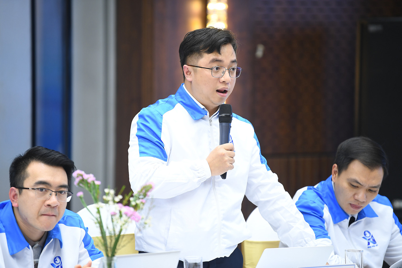 Các đại biểu chia sẻ tại Hội nghị.