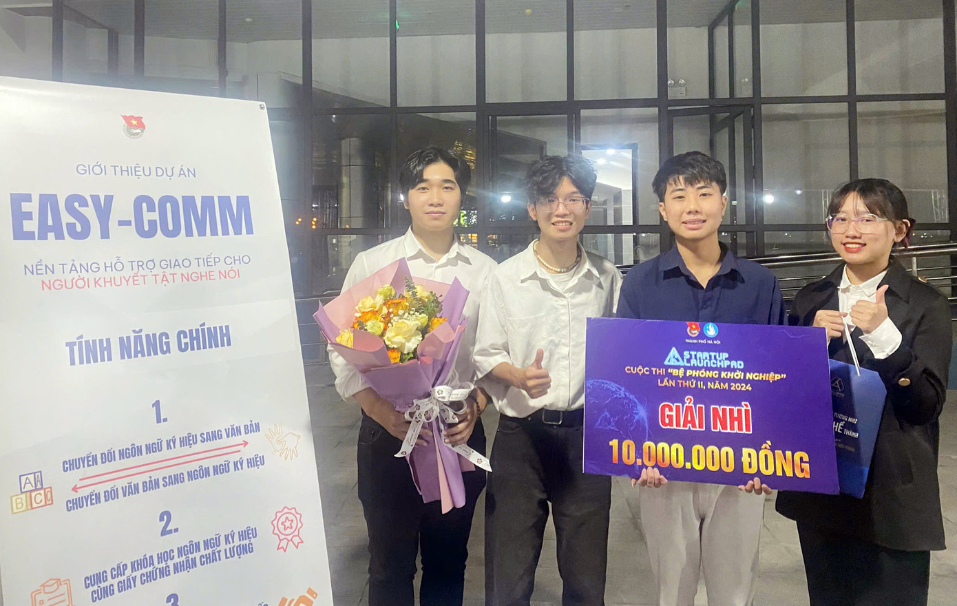 Nhóm sinh viên trường ĐH Mở Hà Nội đã gây ấn tượng mạnh mẽ khi giành giải Nhì với dự án 'EASY-COMM' – nền tảng hỗ trợ giao tiếp cho người khiếm thính. Nhóm sinh viên trường ĐH Mở Hà Nội đã gây ấn tượng mạnh mẽ khi giành giải Nhì với dự án 'EASY-COMM' – nền tảng hỗ trợ giao tiếp cho người khiếm thính.