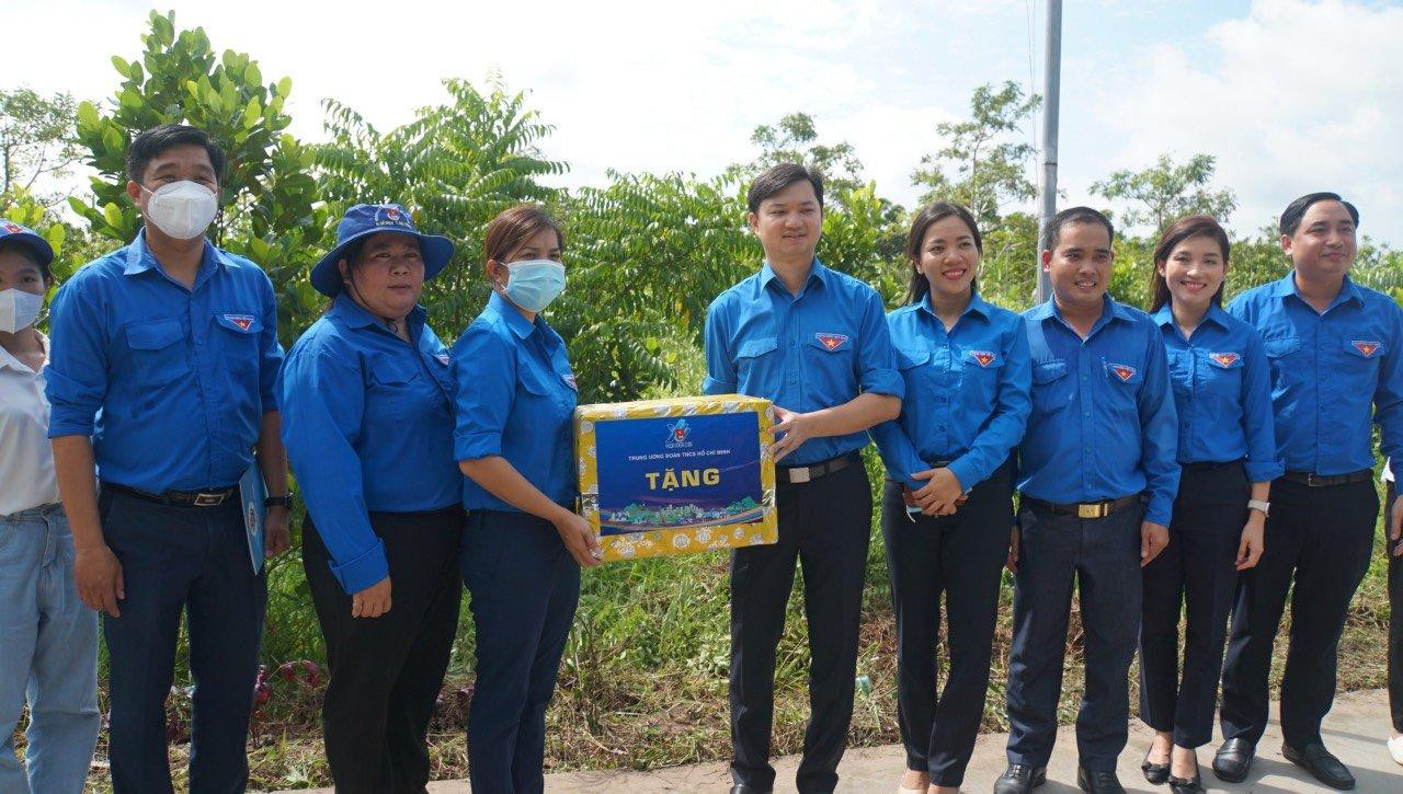 Anh Nguyễn Minh Triết – Bí thư T.Ư Đoàn, Chủ tịch T.Ư Hội Sinh viên Việt Nam thăm và tặng quà các chiến sĩ mùa hè xanh trường ĐH Cần Thơ tại mặt trận tỉnh Sóc Trăng.