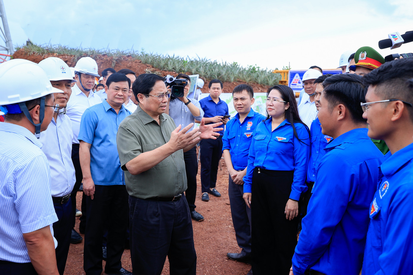 Thủ tướng thăm hỏi, động viên lực lượng thanh niên tham gia hỗ trợ thi công dự án. Ảnh: VGP/Nhật Bắc