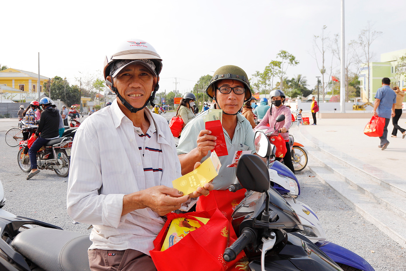 Người dân sau khi tham gia trò chơi hái lộc trong khu vực tổ chức chương trình. Người dân sau khi tham gia trò chơi hái lộc trong khu vực tổ chức chương trình.