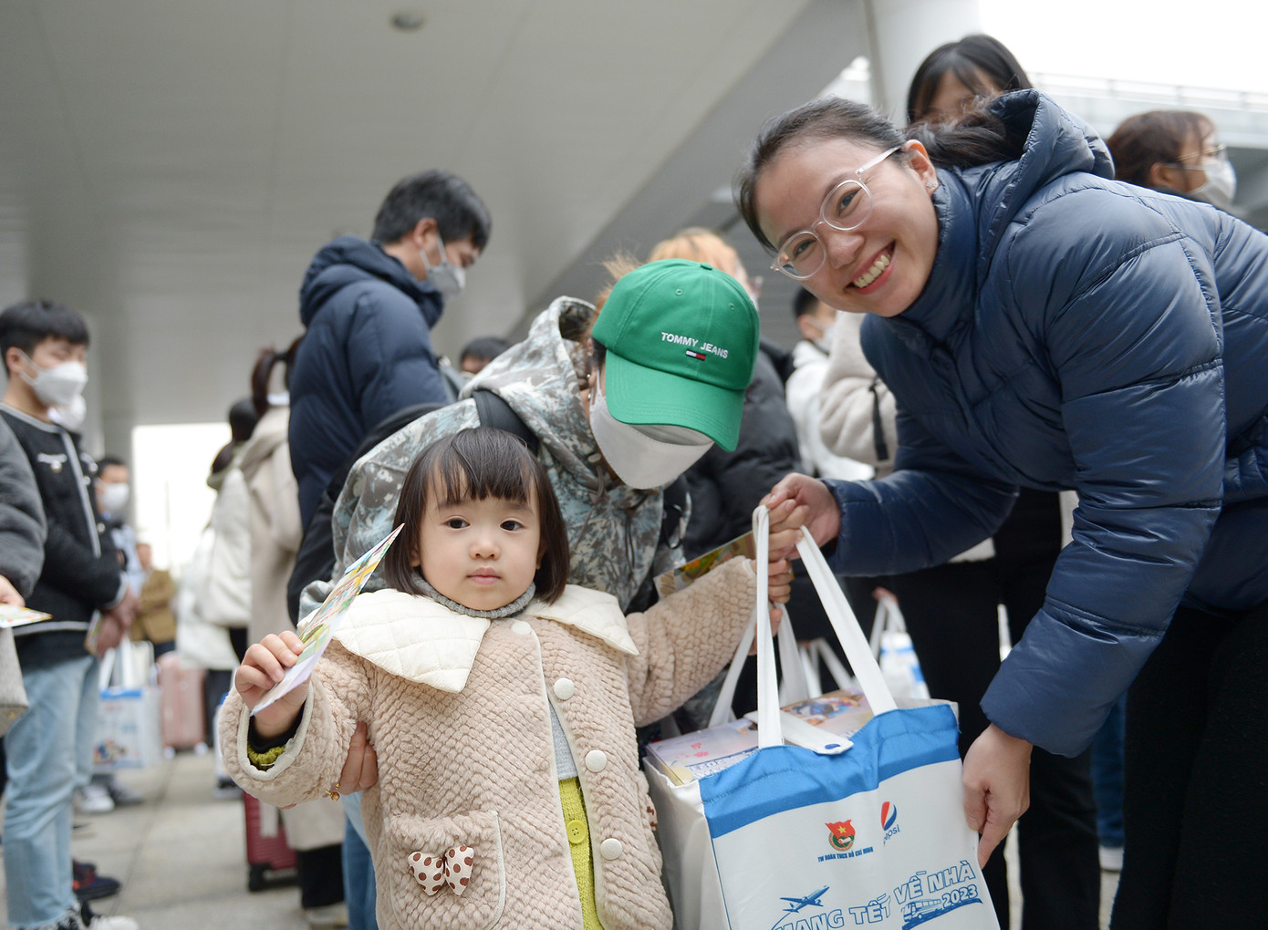 Đại diện Ban Tổ chức tặng quà cho các đối tượng trong chương trình. Đại diện Ban Tổ chức tặng quà cho các đối tượng trong chương trình.