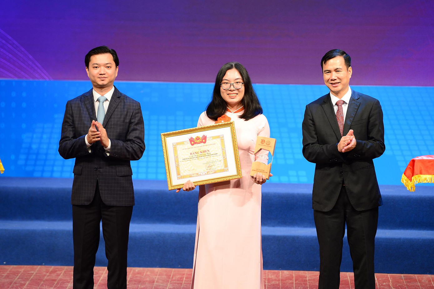 Ông Bùi Thế Duy và anh Nguyễn Minh Triết trao Giải thưởng cho các nữ sinh có thành tích xuất sắc trong khoa học. Ông Bùi Thế Duy và anh Nguyễn Minh Triết trao Giải thưởng cho các nữ sinh có thành tích xuất sắc trong khoa học.