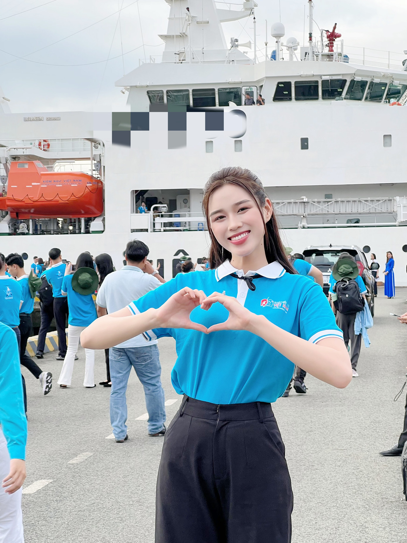 Hoa hậu Đỗ Thị Hà trước giờ khởi hành.