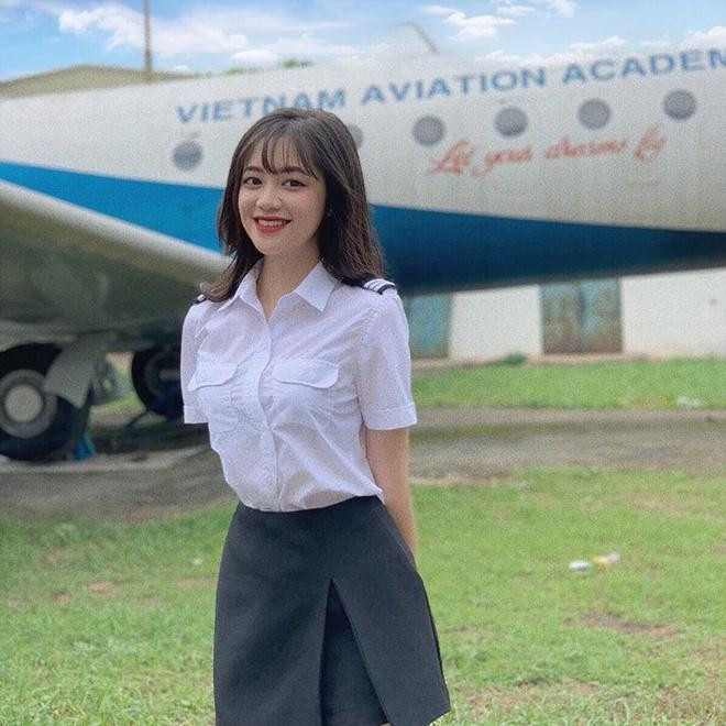 Sau khi tốt nghiệp THPT chuyên Lào Cai, Khánh Linh trúng tuyển ngành Quản trị Kinh doanh của Học viện Hàng không Việt Nam. Nữ sinh năm thứ tư dự định đăng ký thi tuyển tiếp viên hàng không sau khi tốt nghiệp. Ngoài thời gian học trên lớp, 9X còn làm mẫu ảnh. Trước lời khuyên nên tham gia showbiz từ nhiều người xung quanh, Khánh Linh cho hay cô muốn bước chân vào ngành giải trí nhưng cơ hội chưa đến.