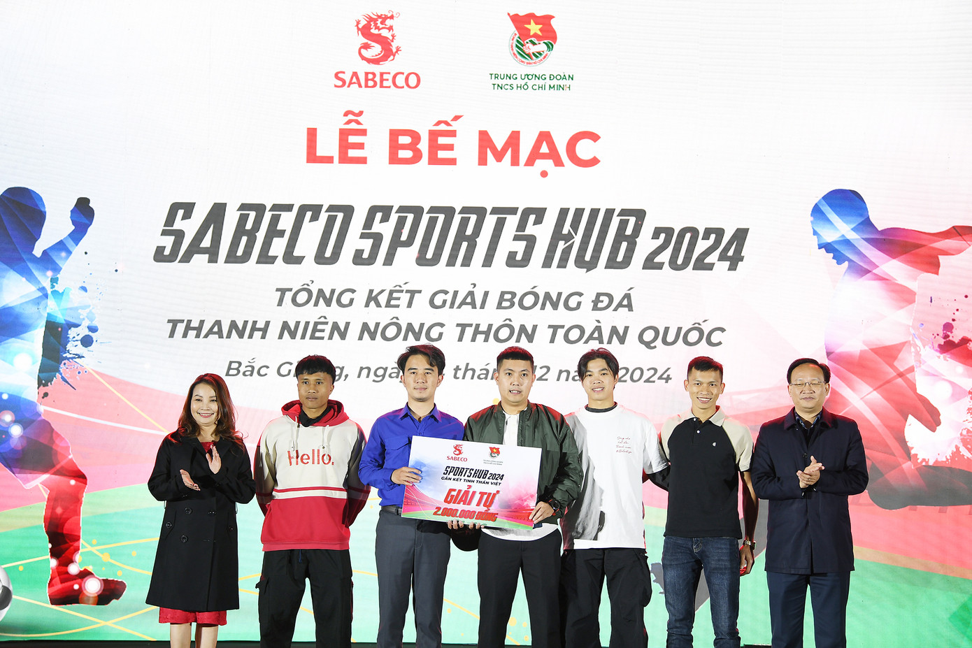 Ban Tổ chức trao giải Nhì, giải Ba, giải Tư cho các đội tham gia giải đấu. Ban Tổ chức trao giải Nhì, giải Ba, giải Tư cho các đội tham gia giải đấu.