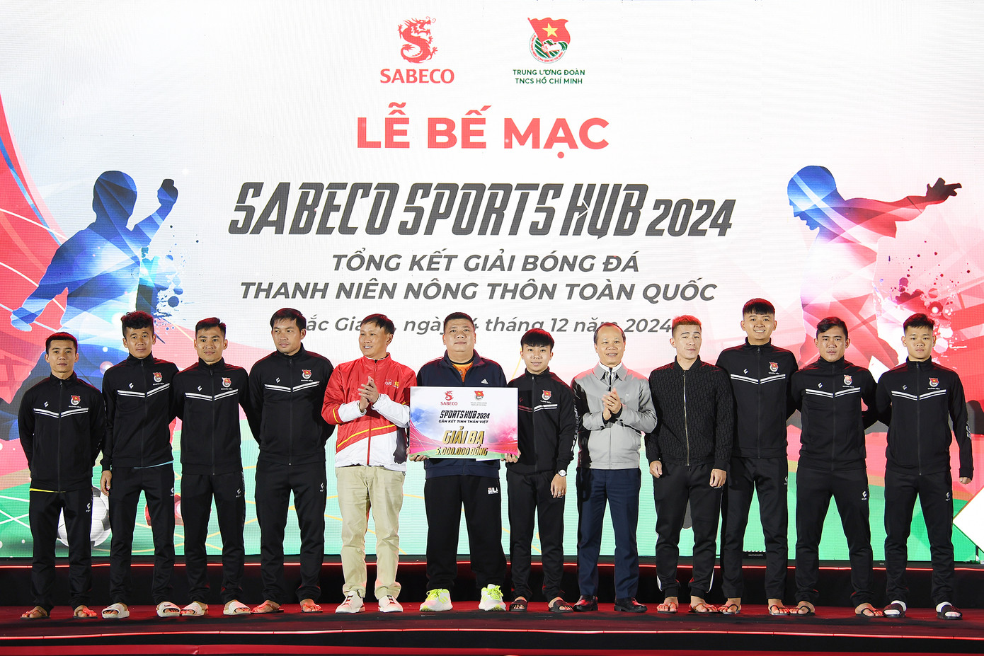 Ban Tổ chức trao giải Nhì, giải Ba, giải Tư cho các đội tham gia giải đấu. Ban Tổ chức trao giải Nhì, giải Ba, giải Tư cho các đội tham gia giải đấu.