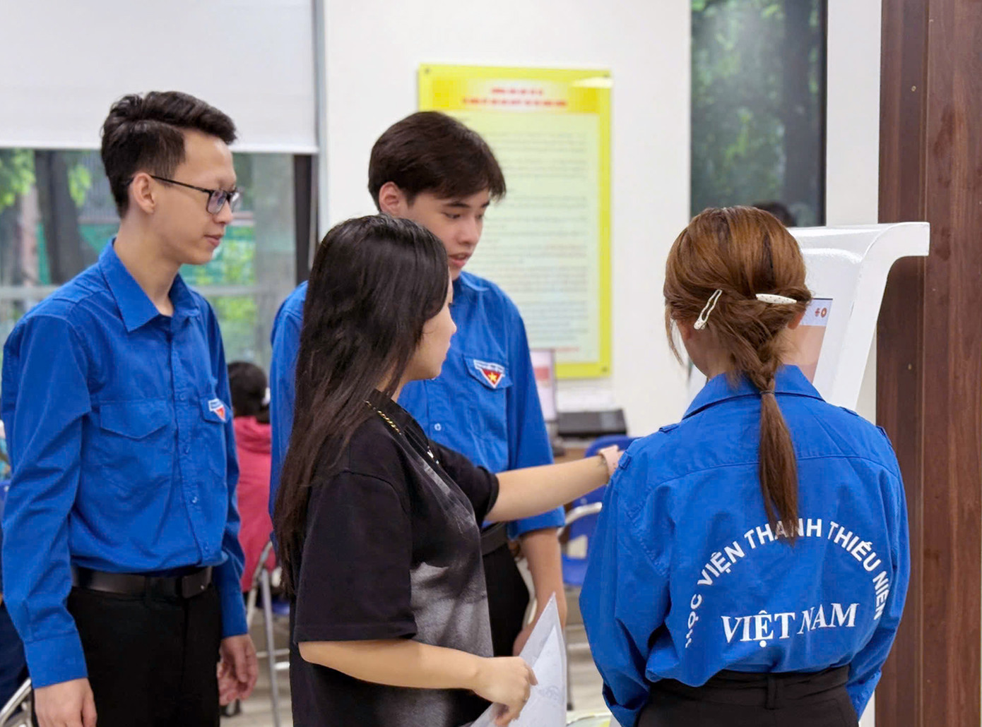 Sinh viên Học viện Thanh thiếu niên Việt Nam hỗ trợ người dân giải quyết thủ tục hành chính công. z6788427793098_7e88a7faea9d585c29e7f63257e07e51.jpg