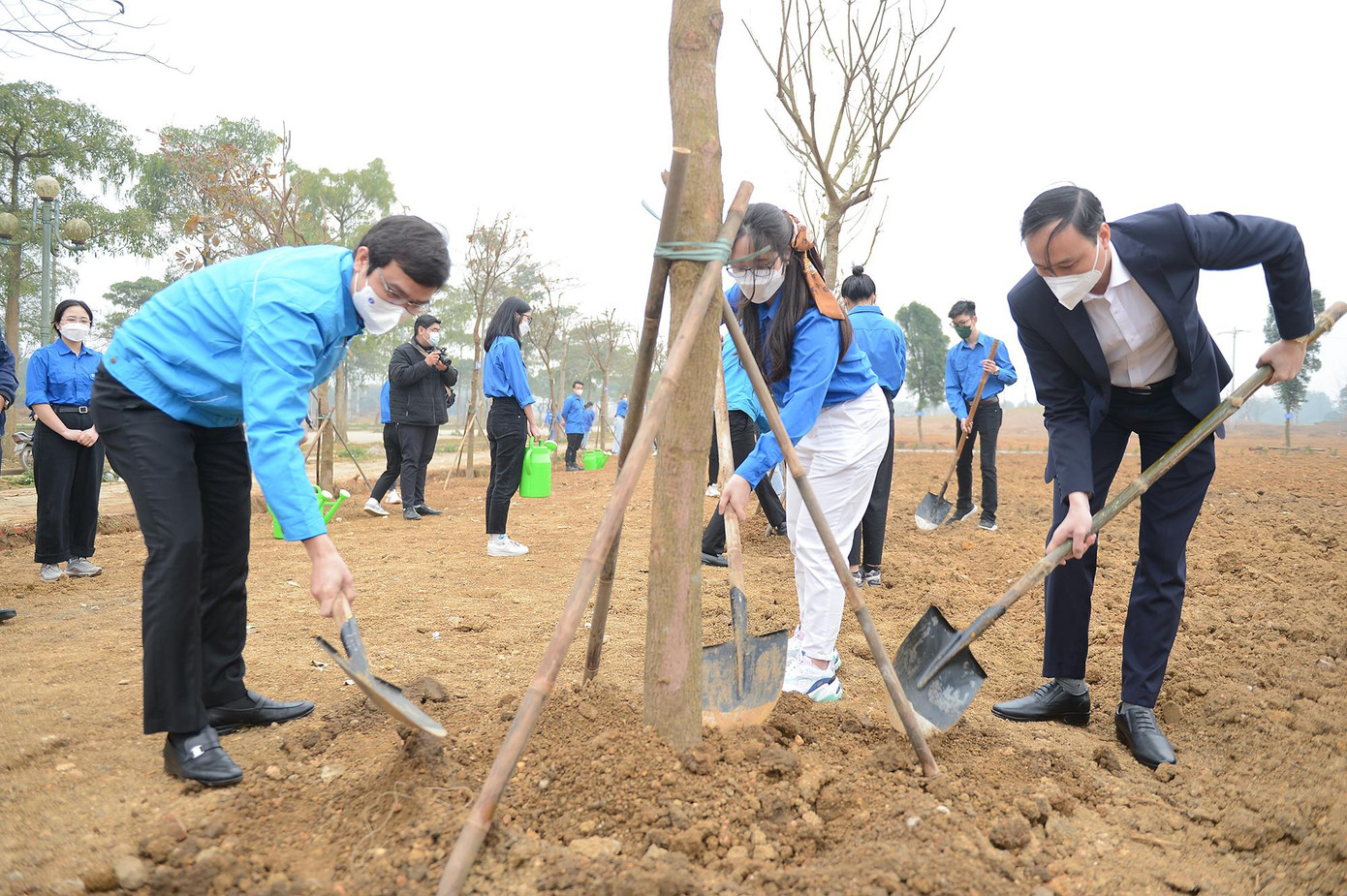 Anh Bùi Quang Huy, Ủy viên dự khuyết T.Ư Đảng, Bí thư thường trực T.Ư Đoàn tham gia hoạt động trồng cây tại chương trình. Ảnh: DƯƠNG TRIỀU Anh Bùi Quang Huy, Ủy viên dự khuyết T.Ư Đảng, Bí thư thường trực T.Ư Đoàn tham gia hoạt động trồng cây tại chương trình. Ảnh: DƯƠNG TRIỀU