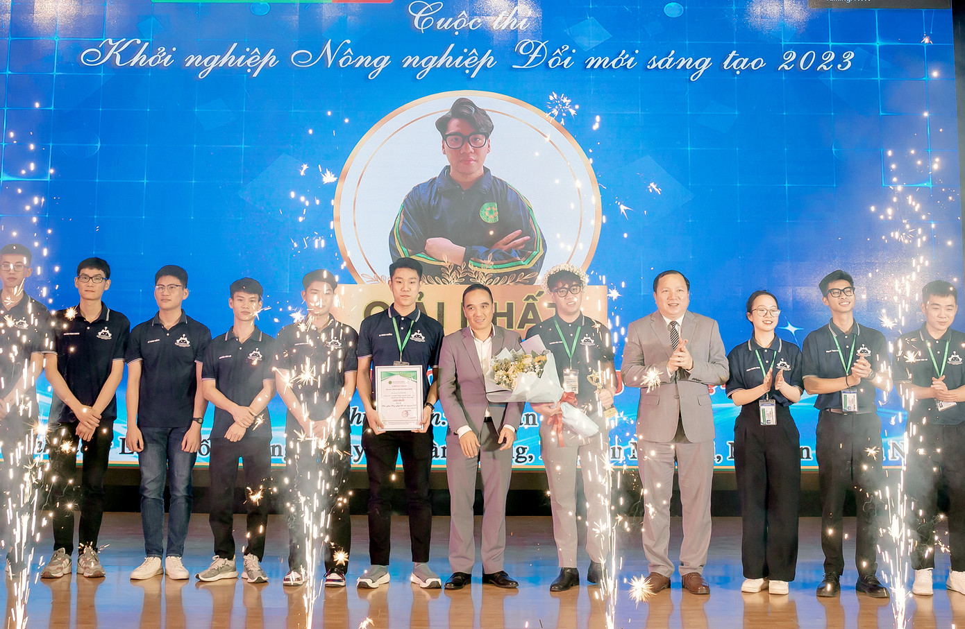 Đại diện Ban Tổ chức trao giải Nhất cho nhóm dự án đạt giải Nhất tại cuộc thi. Đại diện Ban Tổ chức trao giải Nhất cho nhóm dự án đạt giải Nhất tại cuộc thi.