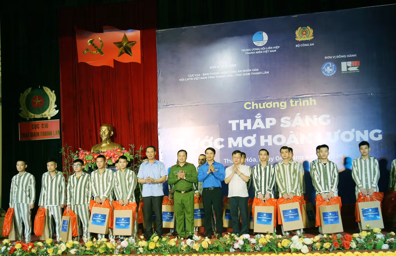 Đại diện các đơn vị liên quan trao quà tặng các phạm nhân độ tuổi thanh niên hoàn cảnh khó khăn, tích cực học tập, lao động cải tạo tiến bộ.